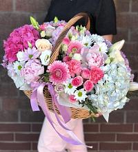Цветочная композиция из Розы, Хризантемы, Пионы и Лизиантусы в корзине в Видяево
