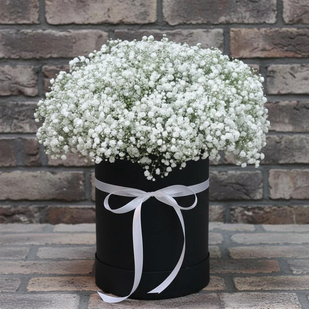 Цветочная композиция из Гипсофила в шляпной коробке в Видяево