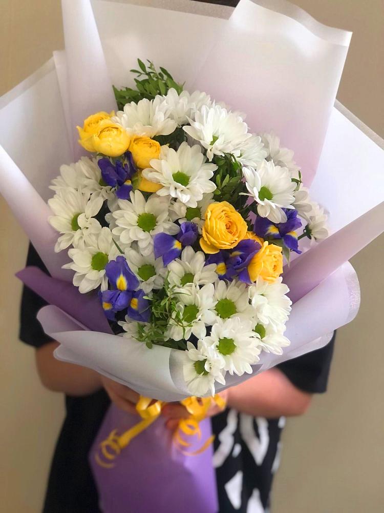 Букет цветов из: Ирисы, Хризантемы и Розы в Видяево