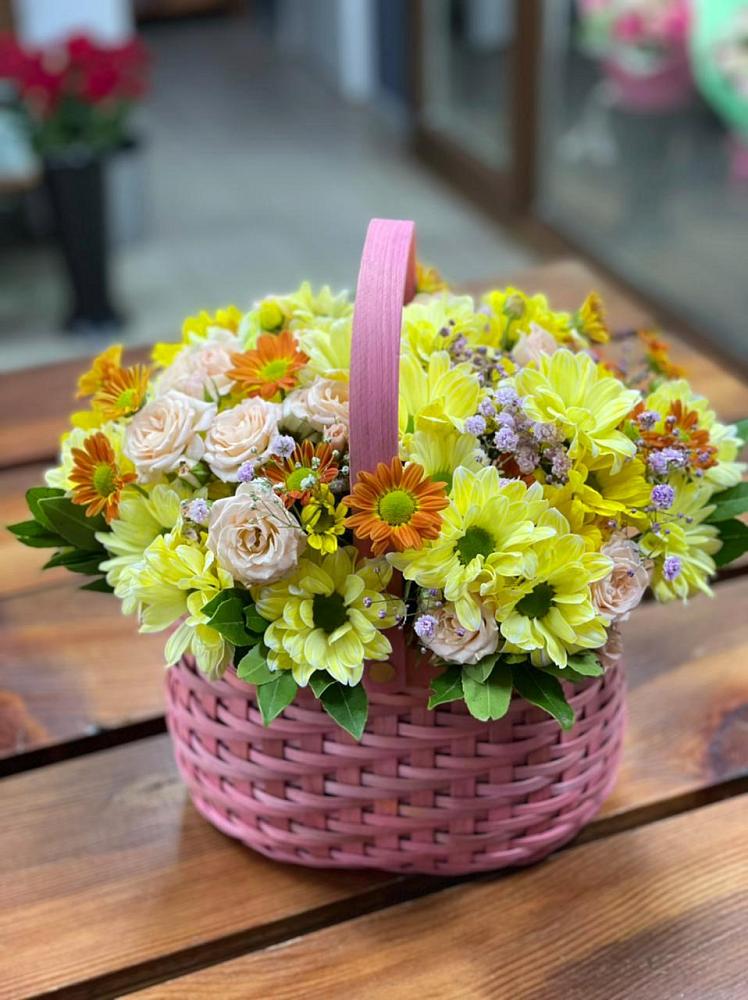 Цветочная композиция из Хризантемы и Розы в корзине в Видяево