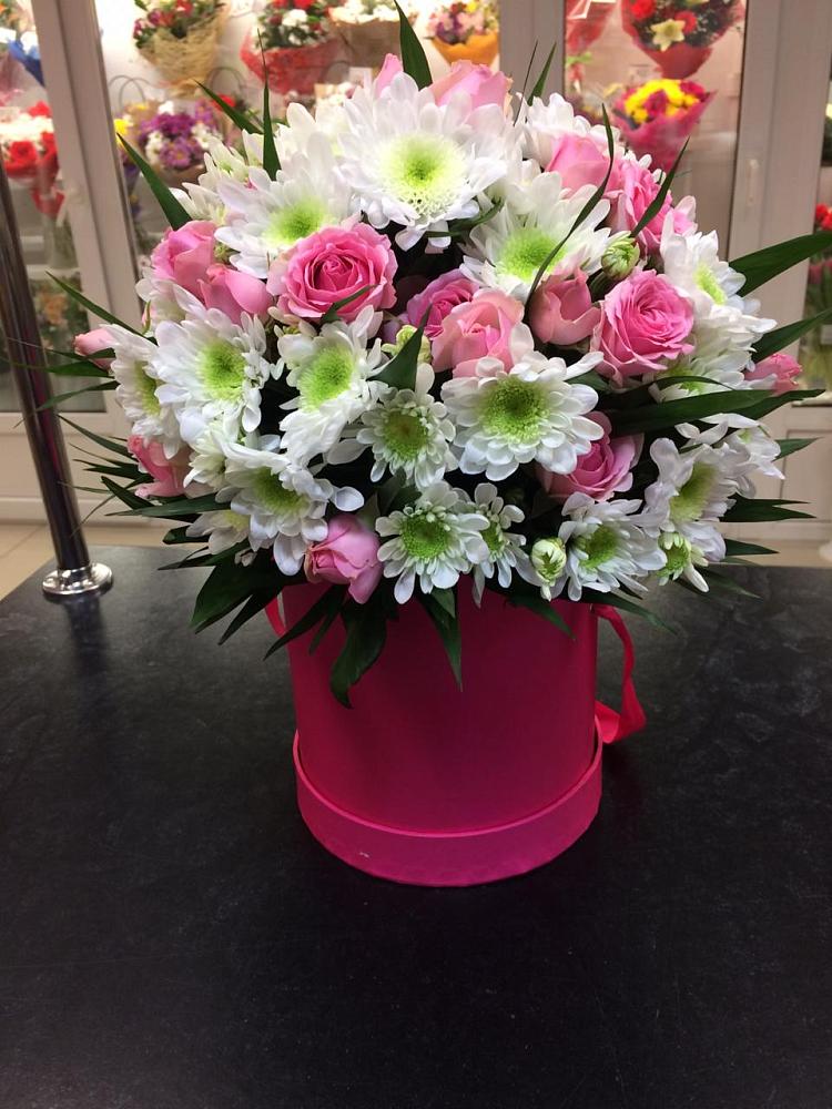 Цветочная композиция из Розы и Хризантемы в шляпной коробке в Видяево