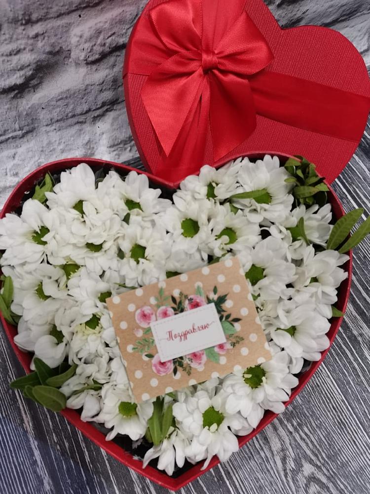 Цветочная композиция из Хризантемы в виде сердца в Видяево