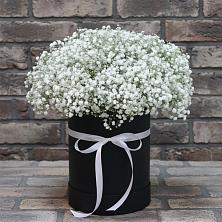 Цветочная композиция из Гипсофила в шляпной коробке в Видяево