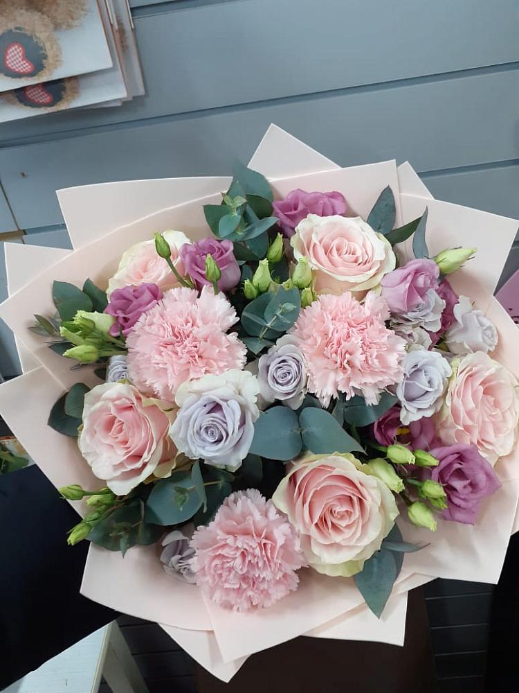 Букет цветов из: Розы, Гвоздики и Лизиантусы в Видяево