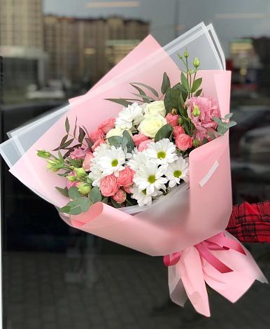 Букет цветов из: Розы, Лизиантусы и Хризантемы в Видяево